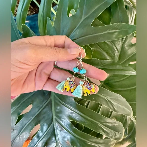 Howlite ~ Elephant earrings || Handmade - Picture 3 of 3